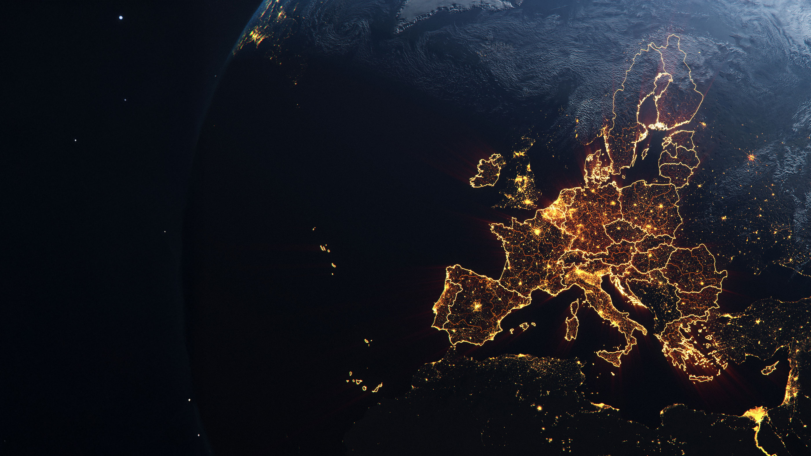 Europa bei Nacht – Symbol für internationalen Handel Satellitenansicht von Europa bei Nacht mit leuchtenden Städten – symbolisiert europaweiten Handel